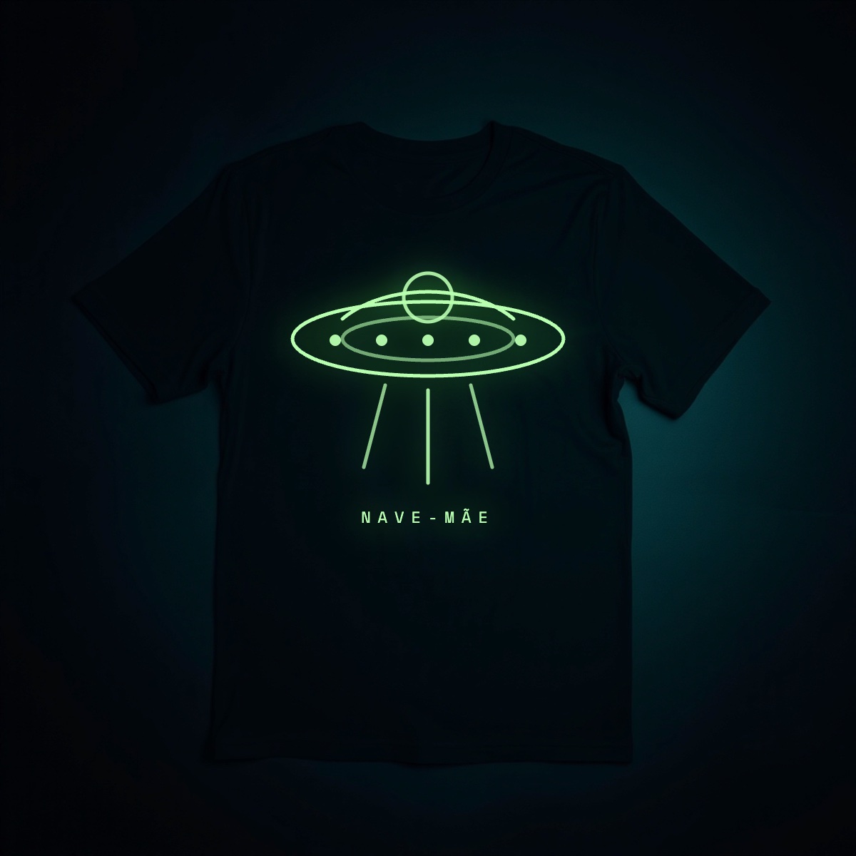 Camiseta preta com estampa de nave que brilha no escuro